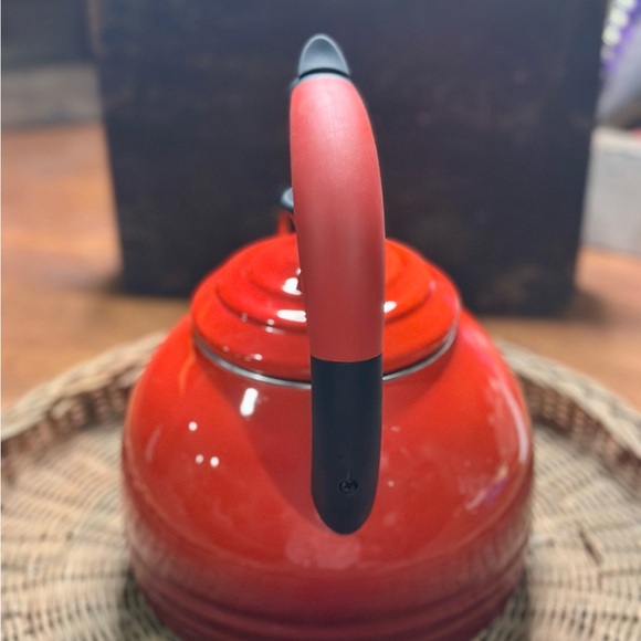 Le Creuset French Classic Modern Vibrant Red Enamel Whistling Hot Water Kettle - Picture 11 of 13